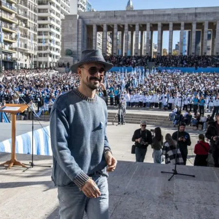 Con Abel Pintos, más de 5.000 chicos le cantaron el feliz cumpleaños a Messi en Rosario