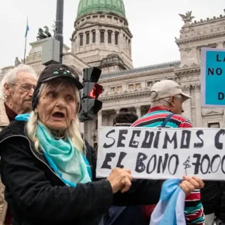 Bono para jubilados de la mínima congelado: ¿cuánto menos se compra con $70.000?
