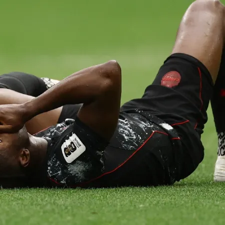 La dura sanción de FIFA a Madibo, el jugador que fracturó a Ismaël Koné en el Mundial