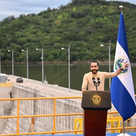 Bukele mueve la regulación eléctrica a la DGEHM y redefine el rol de la SIGET