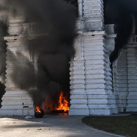 Incendiaron la entrada de la Municipalidad de La Plata: qué pasó y por qué