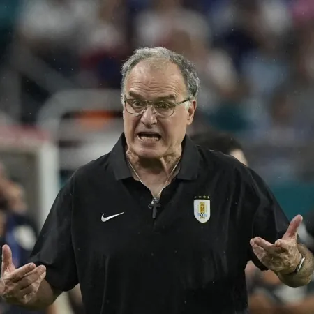 Bielsa autocrítico tras la eliminación de Uruguay: "No le dejo nada al fútbol uruguayo"