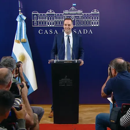 El fin de Adorni: el recuerdo de su primera conferencia de prensa en 2023