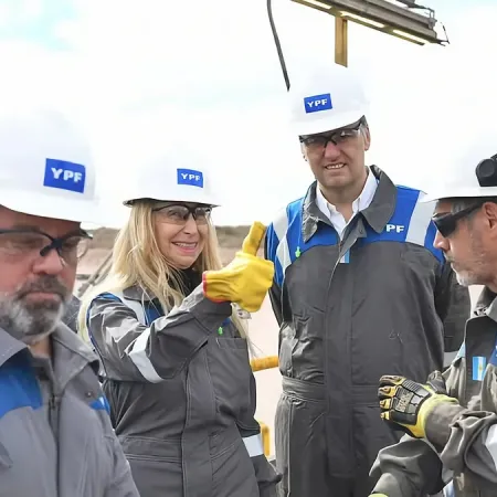 ¿Fin de ciclo? Manuel Adorni renunciaría a YPF y resigna un sueldo millonario