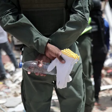 Más fusiles que palas: la denuncia que persigue a policías y militares en Venezuela