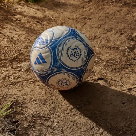 Adidas presentó Argentum Gambeta, la nueva pelota oficial del Torneo Clausura