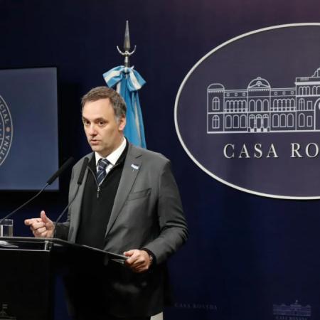 En medio de la presión política, Adorni reapareció con un anuncio de gestión