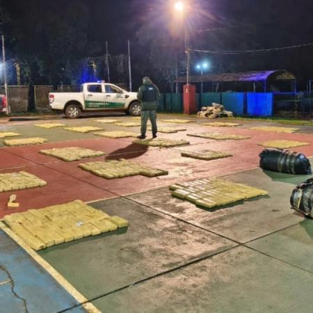 Una camioneta embistió un control y dejó una carga de droga millonaria en plena fuga