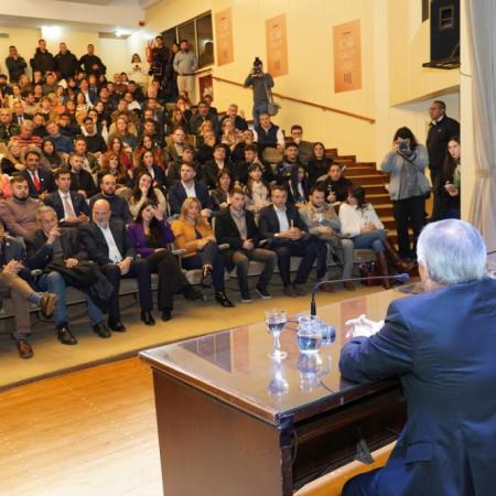 Britos activa señales de salida y su acercamiento a Alak sacude el tablero político