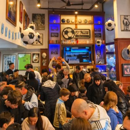 La fiebre de figuritas invade Mar del Plata en la previa del debut argentino