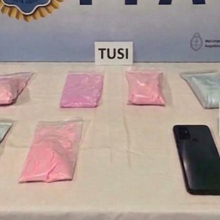 El llamativo polvo rosa que delató a dos narcos en plena calle de Caseros