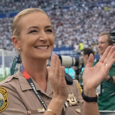 Quién es Silvia Nadal, la sheriff uruguaya que emocionó cantando NTVG en el Miami Stadium