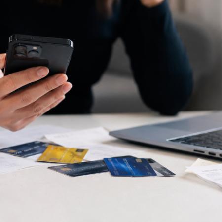 Le robaron el celular, sacaron préstamos y vaciaron sus cuentas: la Justicia frenó los cobros