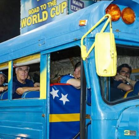La selección de Curazao viajó en bus escolar rumbo al Grupo E con Alemania y Ecuador