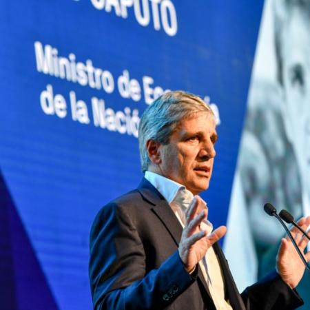 Luis Caputo celebró el récord de exportaciones pymes: USD 4.325 millones en 5 meses
