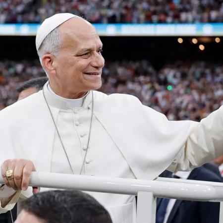 El Papa abrió una jornada histórica en el Bernabéu y recibió una camiseta del Real Madrid
