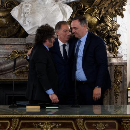 Milei, Santilli y Adorni se dieron un triple abrazo: así fue la jura del jefe de Gabinete