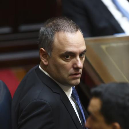Milei corrió a Adorni de la vocería: ¿le alcanza para salvarlo del Senado?