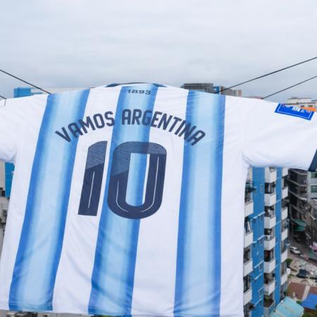 Locura en Bangladesh: cuelgan una camiseta argentina gigante entre dos edificios