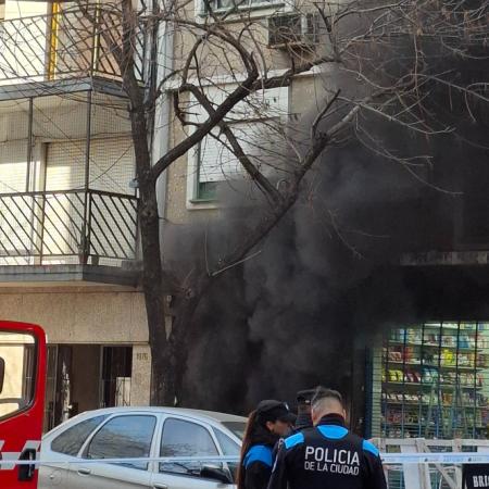 Incendio en un edificio a metros del Congreso: evacúan el inmueble y trabajan los Bomberos