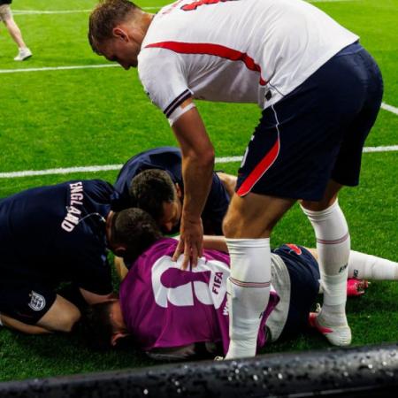 La insólita caída de Jordan Henderson, tras saltar un cartel en el estadio Azteca