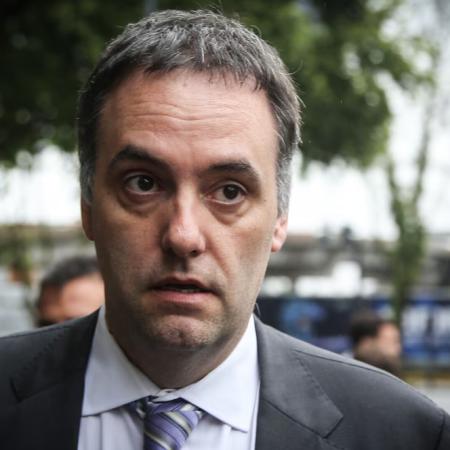 Qué implica la prohibición de viaje para Adorni en la causa por enriquecimiento
