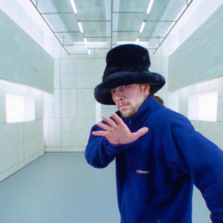 Jamiroquai y Beefeater 0.0% recrean Virtual Insanity a 30 años del estreno