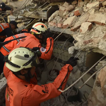Los Topos de México operan en La Guaira y alertan por falsas donaciones