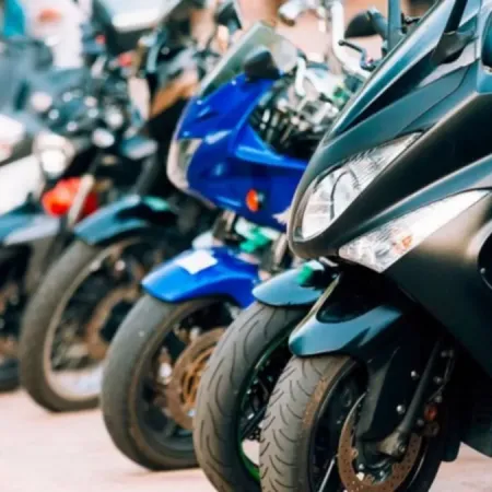 Paradoja sobre ruedas: se hunden los patentamientos de autos pero explotan los de motos