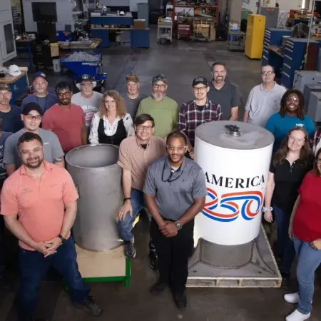 America250 enterró en Filadelfia una cápsula con objetos de Estados Unidos para 2276