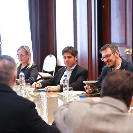 Kicillof le dio más de $14.000 millones a 13 municipios de PBA: cuáles son y por qué