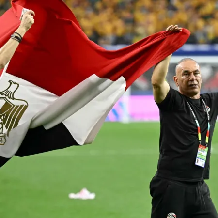 Quién es Hossam Hassan, el DT de Egipto que busca frenar a Argentina en el Mundial