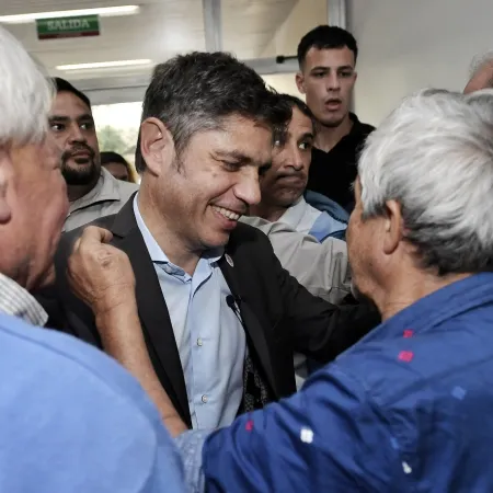 La jugada de Kicillof: recorrer el país mientras enfrenta la interna del PJ