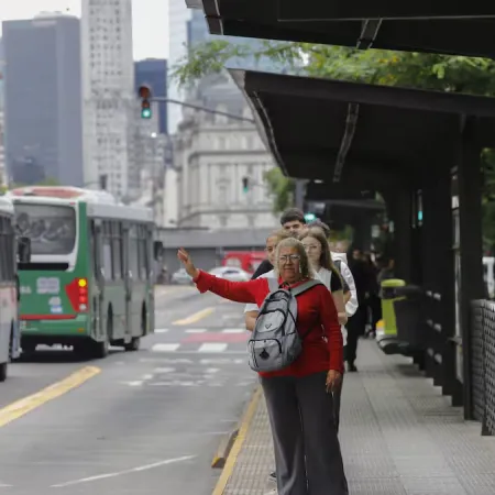 Colectivos: el nuevo plan del Gobierno para controlar horarios, ramales y "avivadas"