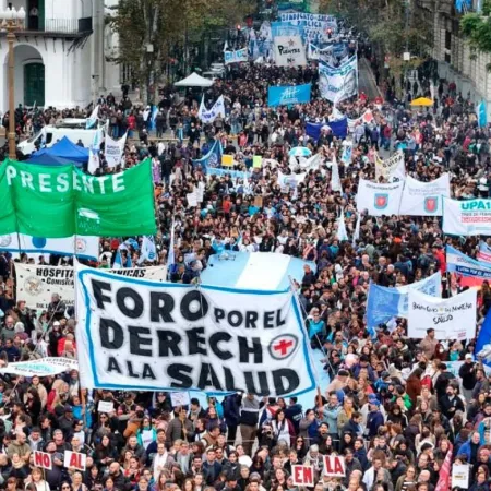 Chau cobertura privada: el salto a la salud pública que ya golpea a 1 millón de personas