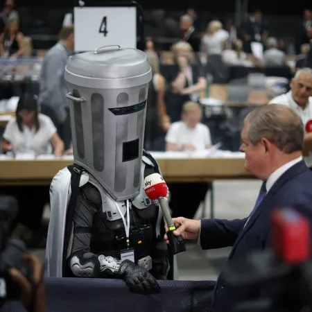 Nigel Farage enfrenta a Count Binface en Clacton y la elección suma nuevos rivales