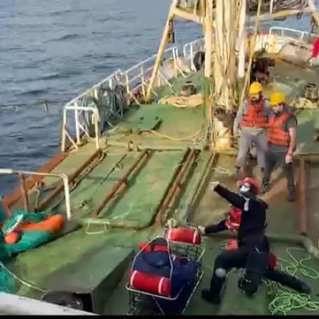 En un megaoperativo, Prefectura aeroevacuó a un tripulante de un buque pesquero