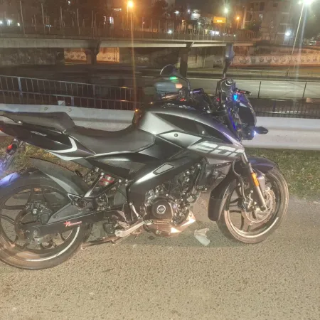 Persecución en la General Paz: escaparon de un control y chocaron dos veces a un patrullero