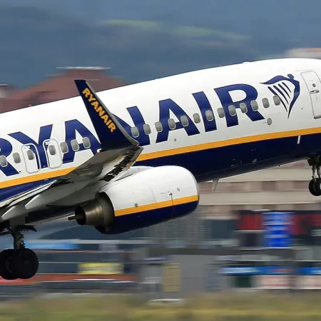 Un pasajero sobrevivió tras quedar parcialmente fuera de un avión de Ryanair