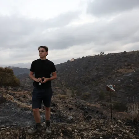 Hijo de una víctima acusa falta de alertas antes del incendio en España