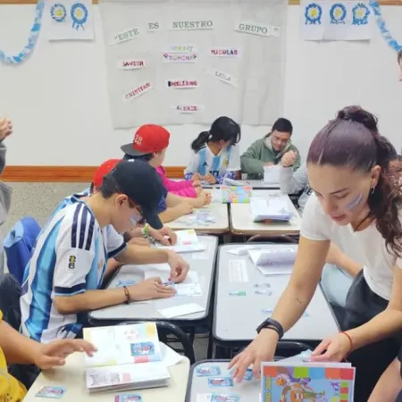 Figuritas para estudiar: una escuela de Centenario transformó el Mundial en clase