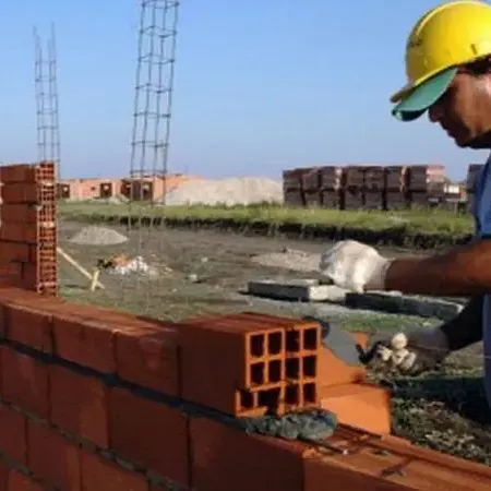 La construcción volvió a caer en junio y expone el freno real del sector