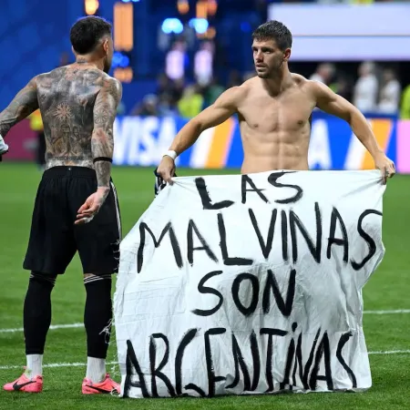 Lo Celso ignoró a la FIFA y desplegó una bandera: "Las Malvinas son argentinas"