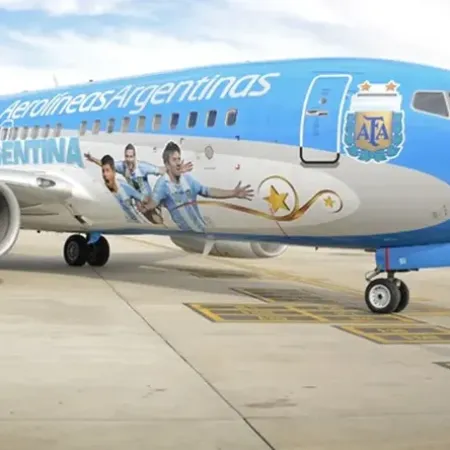 Los dos vuelos que lanzó Aerolíneas para la final del Mundial se agotaron en minutos