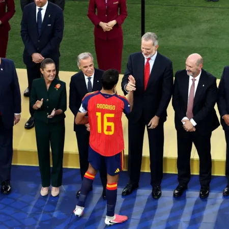 La escena que Sánchez buscaba en la final y terminó quedándose Felipe VI