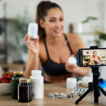 Influencers fit, engaños y sanciones: qué anuncios quieren regular en PBA