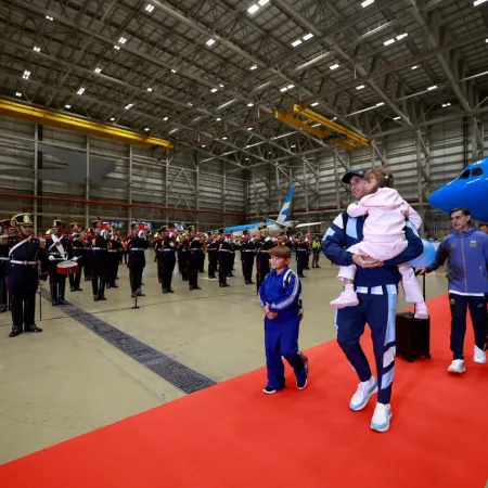 La Selección Argentina volvió al país y fue recibida por los hinchas y granaderos
