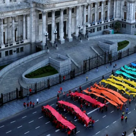 Frenan el decreto de Milei: el fallo que cambia la atención a menores trans en Argentina
