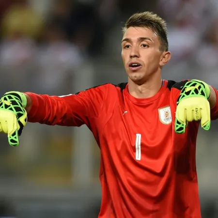 A raíz del penal de Muslera: cuáles son las sanciones de FIFA por arreglo de partidos