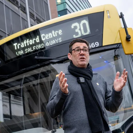 Andy Burnham fija en dos libras los viajes en autobús fuera de Londres